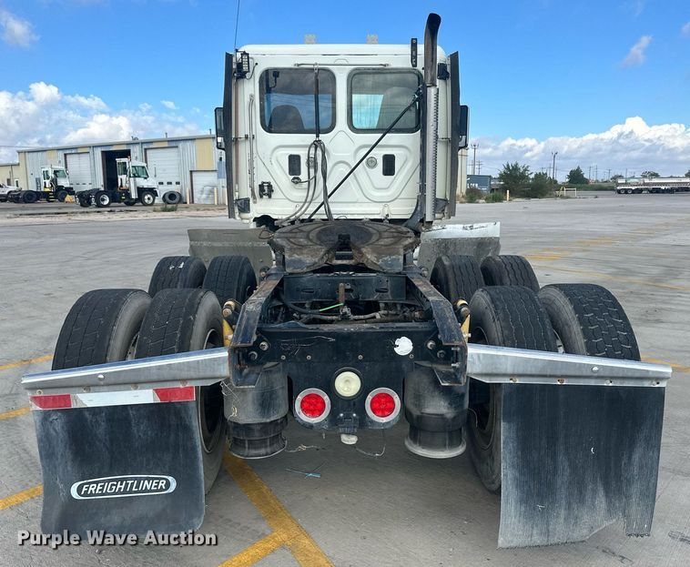 image for item DH1824 2013 Freightliner Cascadia  semi truck