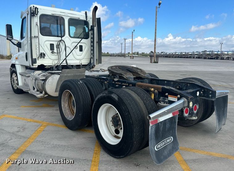 image for item DH1824 2013 Freightliner Cascadia  semi truck