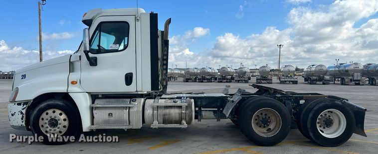 image for item DH1824 2013 Freightliner Cascadia  semi truck