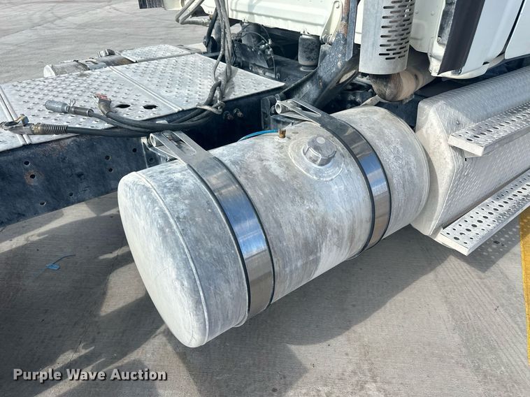 image for item DH1824 2013 Freightliner Cascadia  semi truck