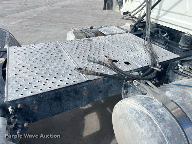 image for item DH1824 2013 Freightliner Cascadia  semi truck