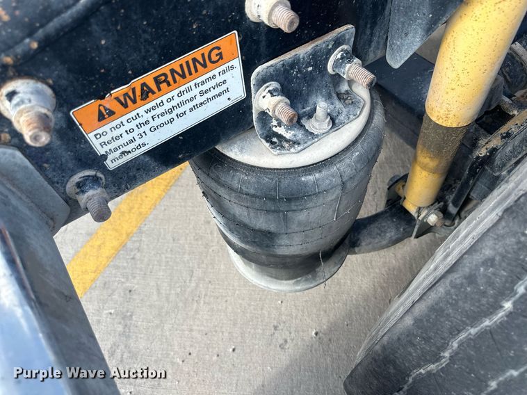 image for item DH1824 2013 Freightliner Cascadia  semi truck