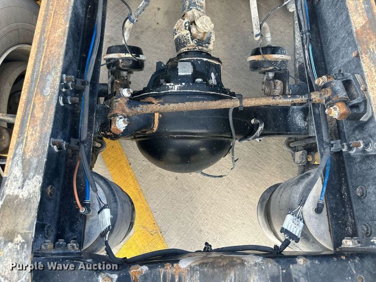 image for item DH1824 2013 Freightliner Cascadia  semi truck