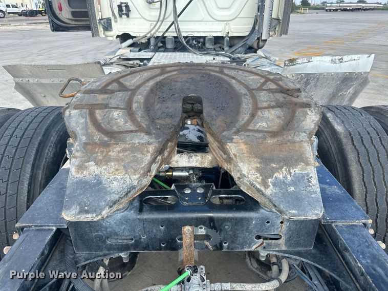 image for item DH1824 2013 Freightliner Cascadia  semi truck