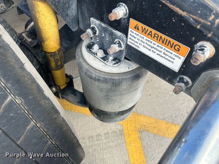 image for item DH1824 2013 Freightliner Cascadia  semi truck