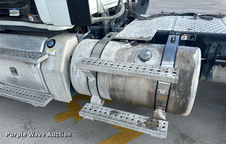 image for item DH1824 2013 Freightliner Cascadia  semi truck