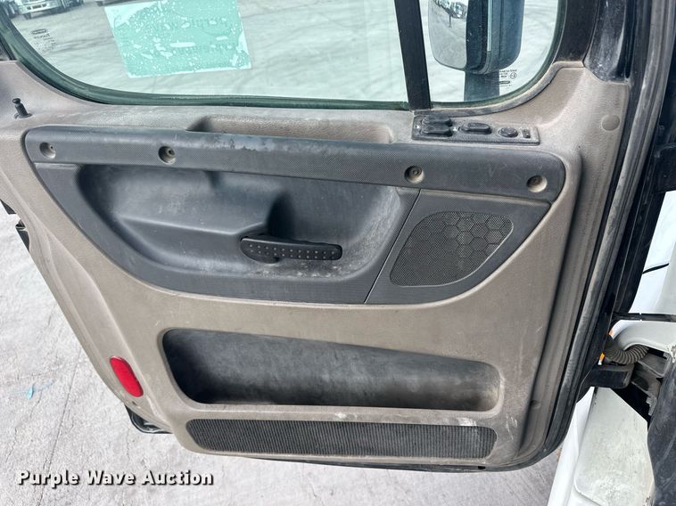 image for item DH1824 2013 Freightliner Cascadia  semi truck