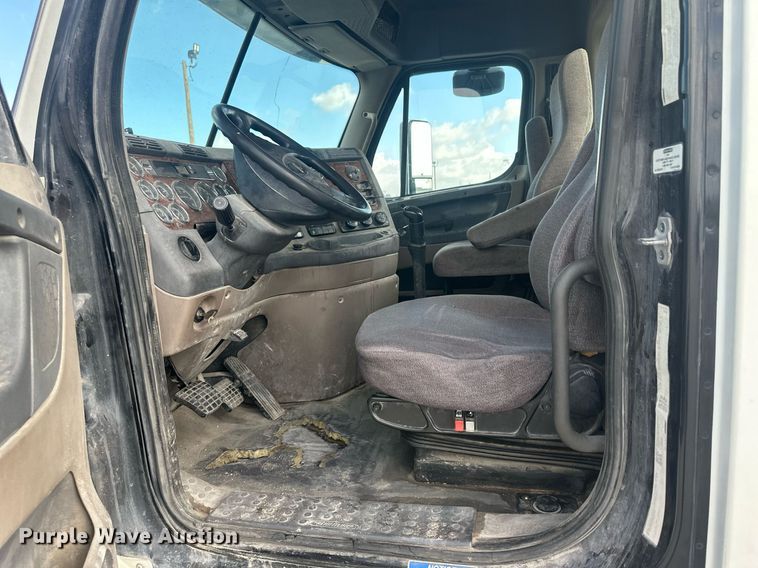 image for item DH1824 2013 Freightliner Cascadia  semi truck