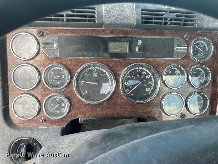 image for item DH1824 2013 Freightliner Cascadia  semi truck