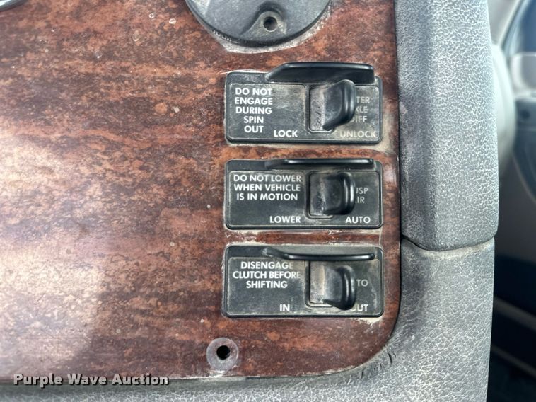 image for item DH1824 2013 Freightliner Cascadia  semi truck