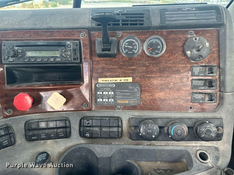 image for item DH1824 2013 Freightliner Cascadia  semi truck