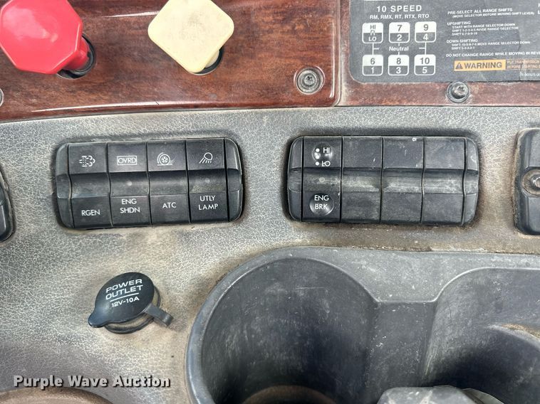 image for item DH1824 2013 Freightliner Cascadia  semi truck