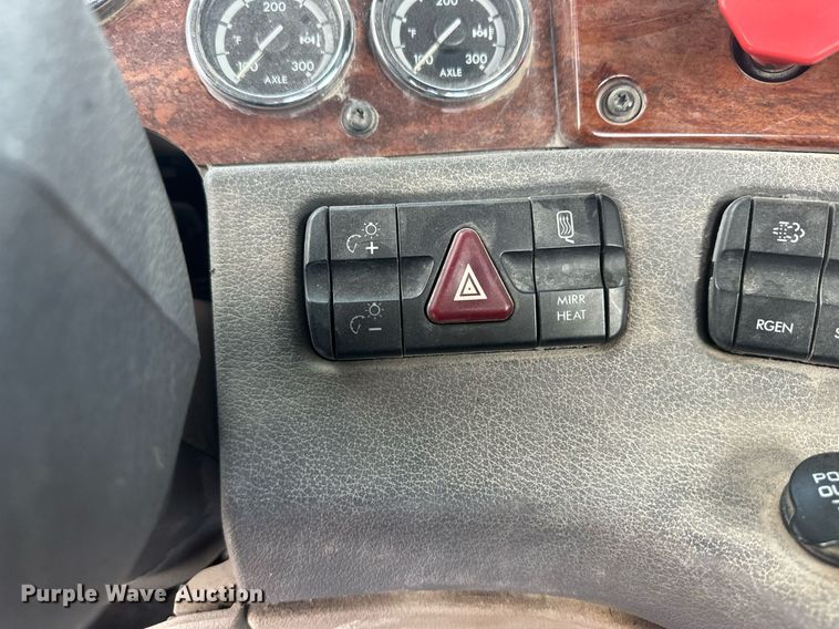 image for item DH1824 2013 Freightliner Cascadia  semi truck