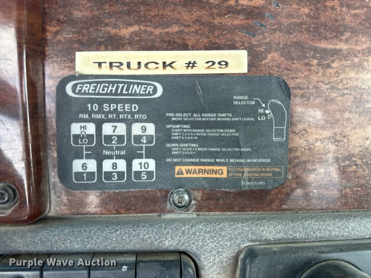 image for item DH1824 2013 Freightliner Cascadia  semi truck