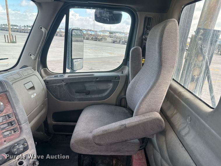 image for item DH1824 2013 Freightliner Cascadia  semi truck