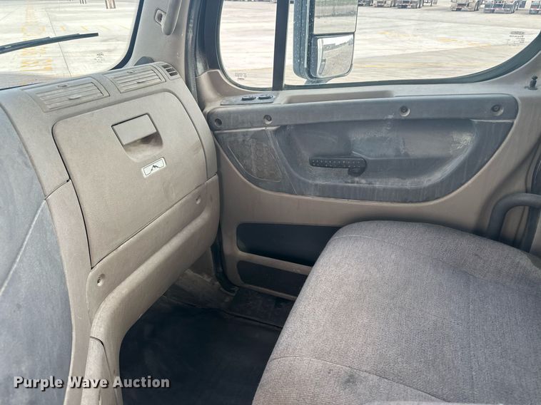 image for item DH1824 2013 Freightliner Cascadia  semi truck