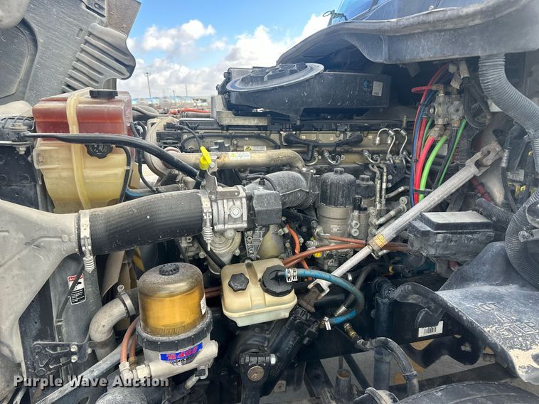 image for item DH1824 2013 Freightliner Cascadia  semi truck