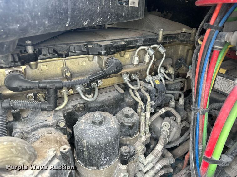 image for item DH1824 2013 Freightliner Cascadia  semi truck