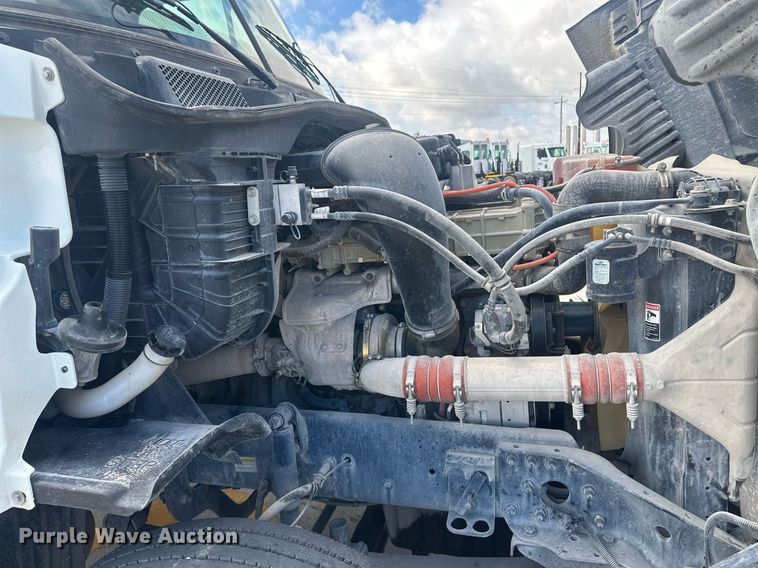 image for item DH1824 2013 Freightliner Cascadia  semi truck