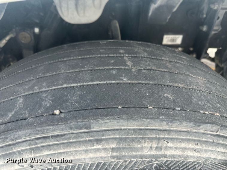 image for item DH1824 2013 Freightliner Cascadia  semi truck