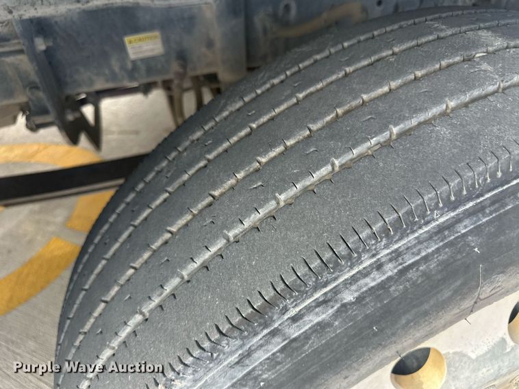 image for item DH1824 2013 Freightliner Cascadia  semi truck