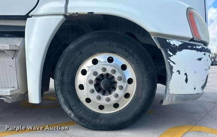 image for item DH1824 2013 Freightliner Cascadia  semi truck