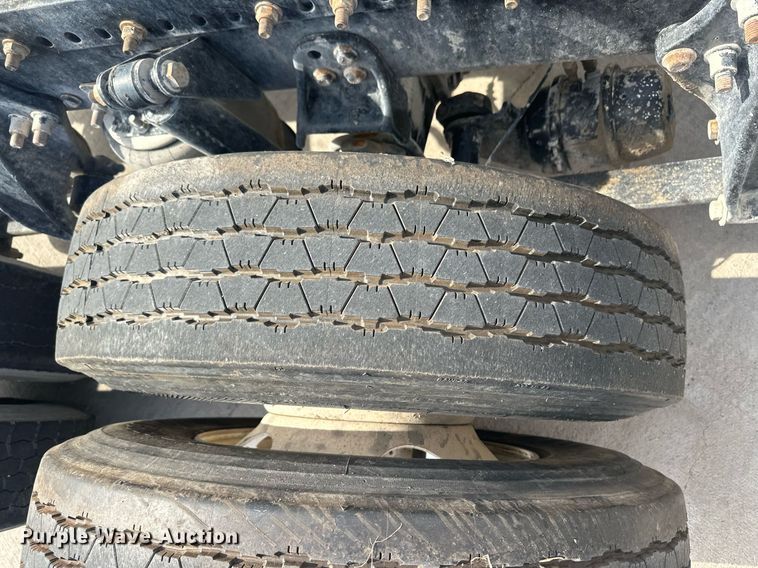 image for item DH1824 2013 Freightliner Cascadia  semi truck