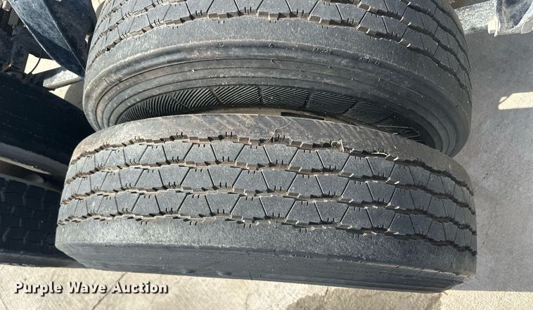 image for item DH1824 2013 Freightliner Cascadia  semi truck