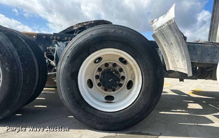 image for item DH1824 2013 Freightliner Cascadia  semi truck