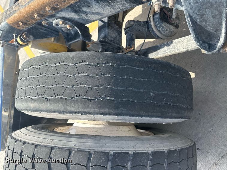 image for item DH1824 2013 Freightliner Cascadia  semi truck