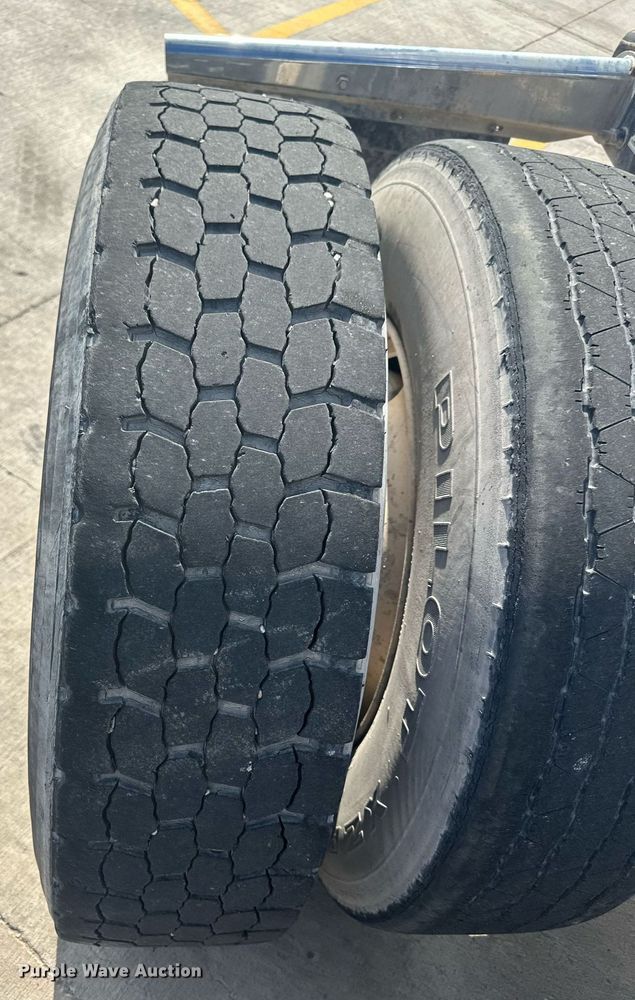 image for item DH1824 2013 Freightliner Cascadia  semi truck