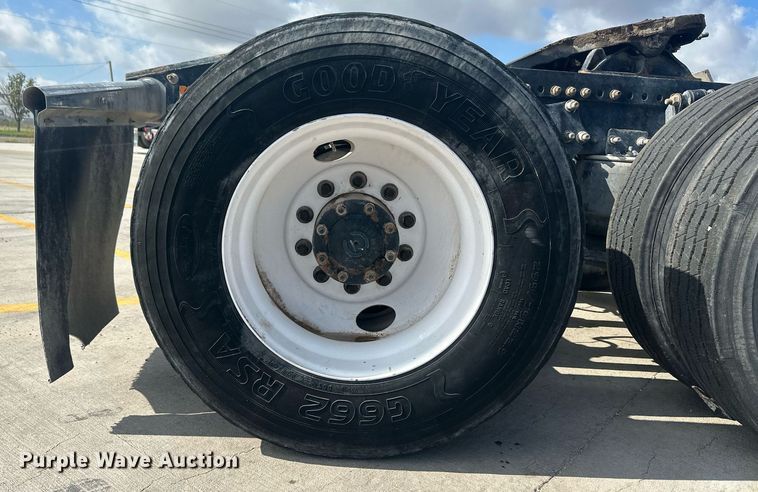 image for item DH1824 2013 Freightliner Cascadia  semi truck