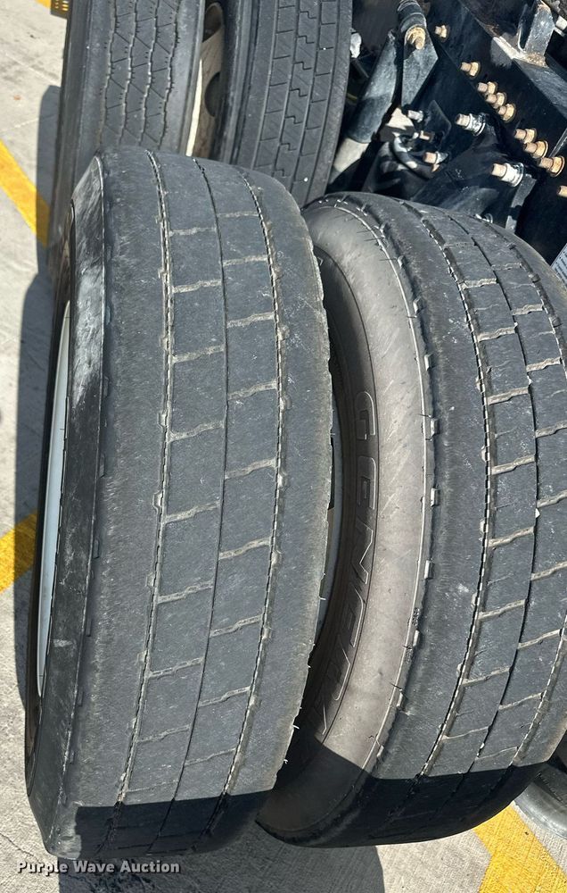 image for item DH1824 2013 Freightliner Cascadia  semi truck