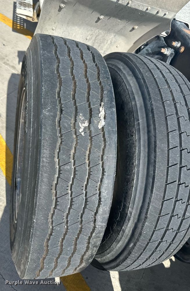 image for item DH1824 2013 Freightliner Cascadia  semi truck