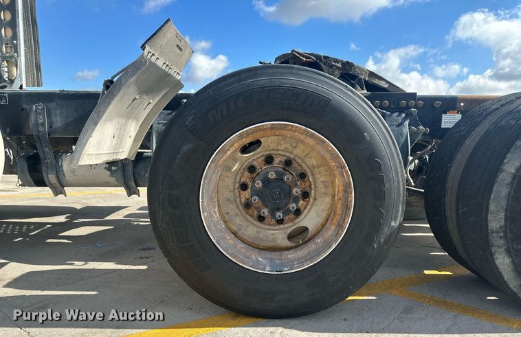 image for item DH1824 2013 Freightliner Cascadia  semi truck