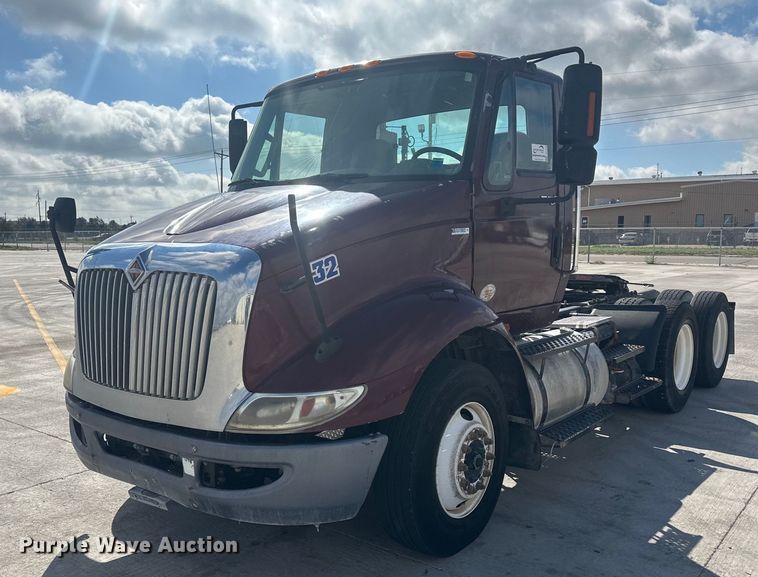 image for item DH1825 2011 International 8600  semi truck