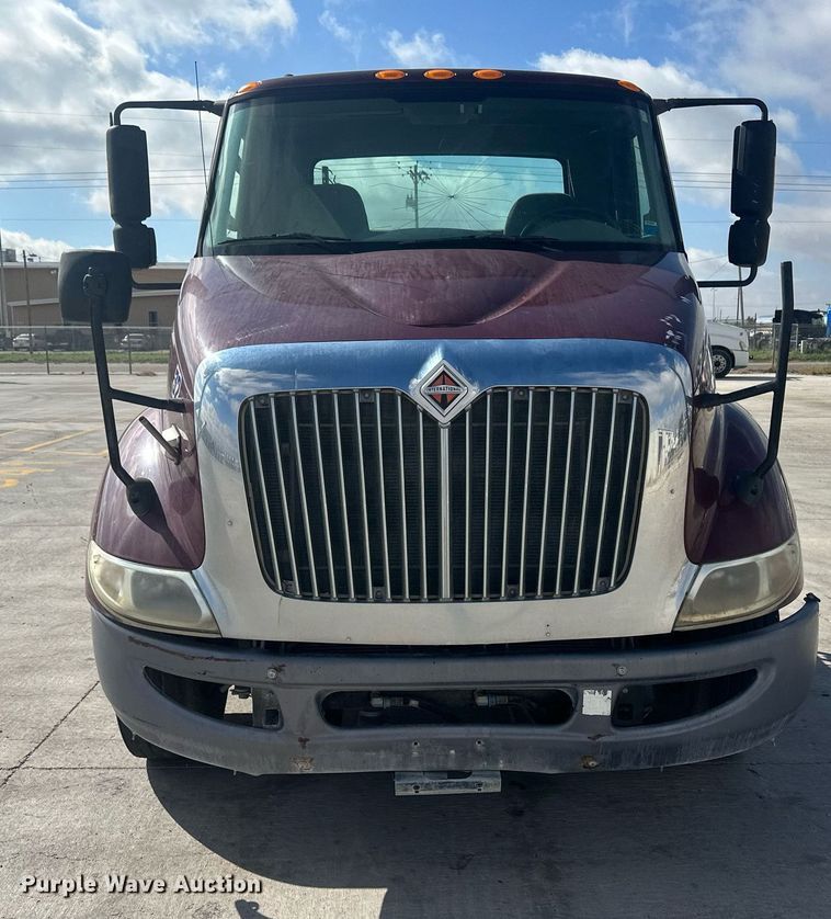 image for item DH1825 2011 International 8600  semi truck