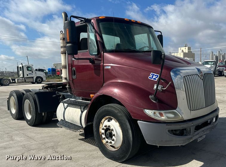 image for item DH1825 2011 International 8600  semi truck