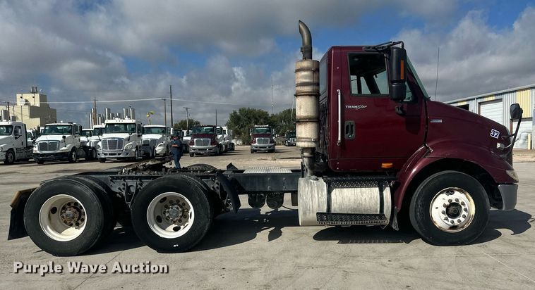 image for item DH1825 2011 International 8600  semi truck