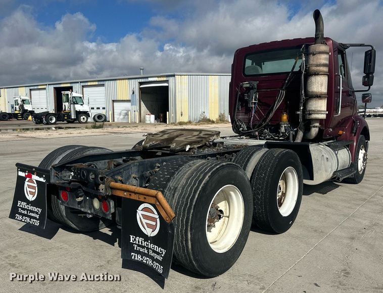 image for item DH1825 2011 International 8600  semi truck