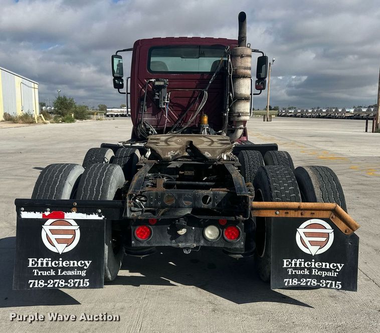 image for item DH1825 2011 International 8600  semi truck