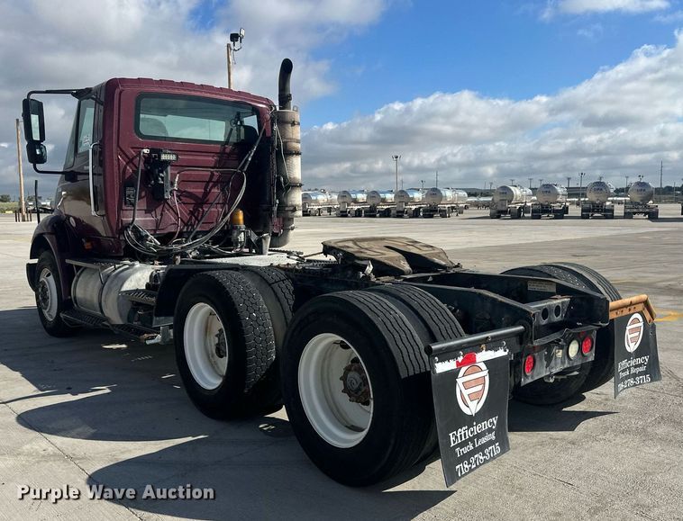 image for item DH1825 2011 International 8600  semi truck