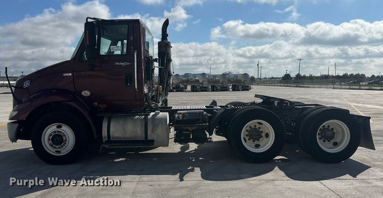 image for item DH1825 2011 International 8600  semi truck