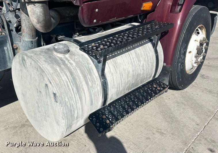 image for item DH1825 2011 International 8600  semi truck