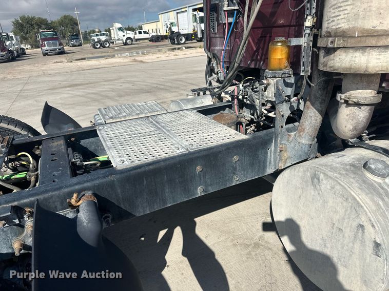 image for item DH1825 2011 International 8600  semi truck