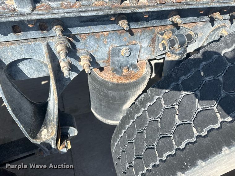 image for item DH1825 2011 International 8600  semi truck