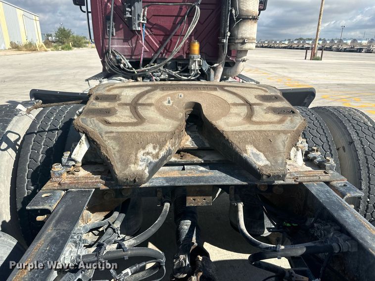 image for item DH1825 2011 International 8600  semi truck