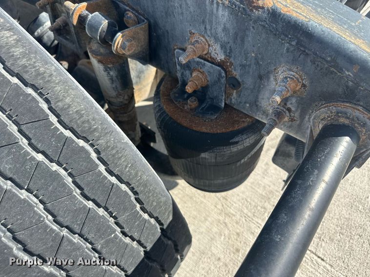 image for item DH1825 2011 International 8600  semi truck