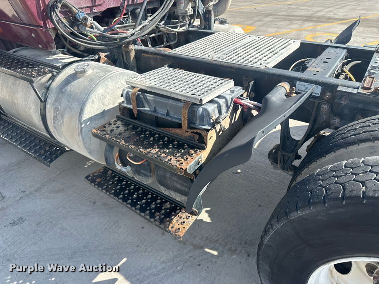 image for item DH1825 2011 International 8600  semi truck