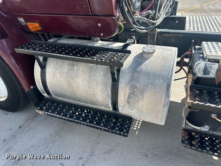 image for item DH1825 2011 International 8600  semi truck